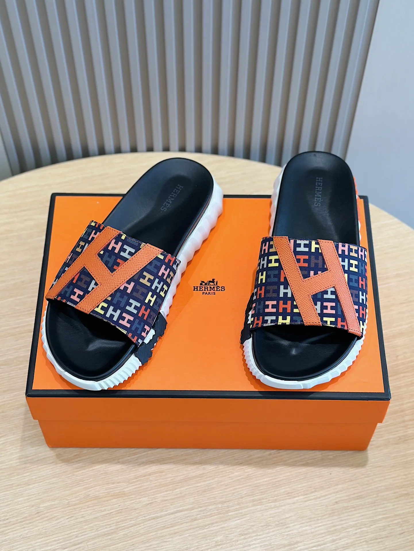 Factory price: 360💰Hermès [HERMÈS] Top Herme*H Home Hermès Men's Sandals and Slippers-Original Reproduction. Purchase the original version and make it one to one. The outsole is privately molded. The color of the outsole corresponding to each color is the same as the original version. Come to those who know the stuff 💪 The ultra-light soles are designed in contrasting colors, and they feel so comfortable on your feet! Calfskin, cowhide feet, private model outsole. Size: 39-44 (customized at 38.45)